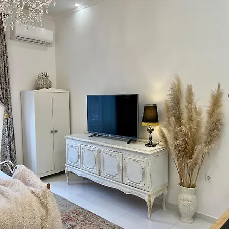 Petite Boudoir Apartment *
